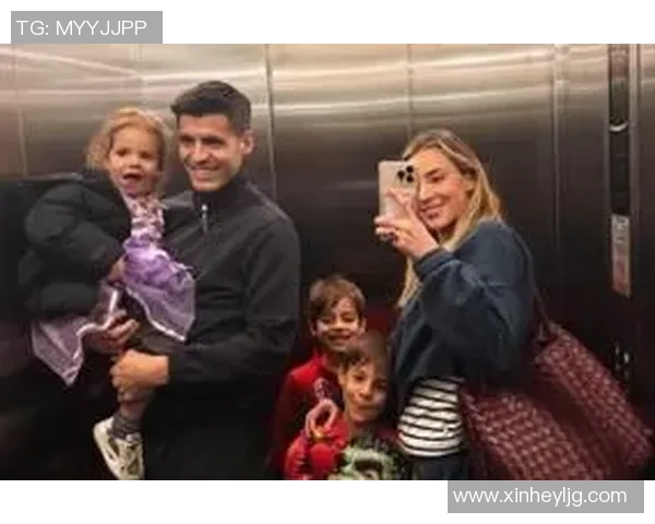 莫拉塔与家人温馨合影展示足球场外的幸福生活