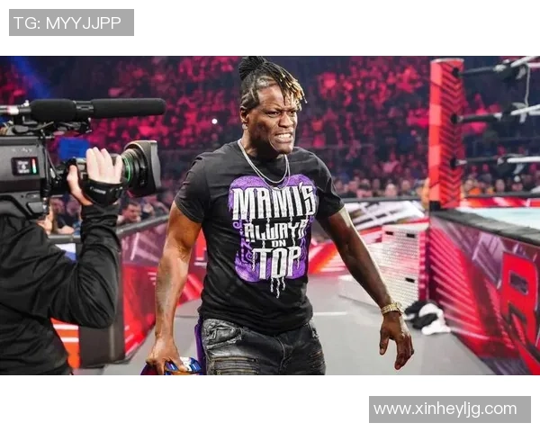 WWE超级巨星跨界挑战足球领域打造全新竞技传奇 WWE超级巨星跨界挑战足球领域打造全新竞技传奇