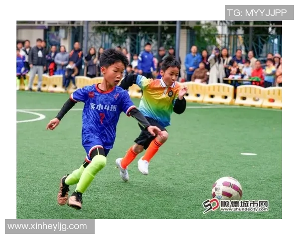 腹肌健硕球星带动足球梦想小孩燃情绿茵场逐梦未来 腹肌健硕球星带动足球梦想小孩燃情绿茵场逐梦未来